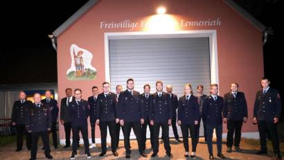 Bild: fvo
Die neue Führung der Feuerwehr Lennesrieth mit Vorsitzenden Christian Weig (Siebter von rechts) und den neuen Kommandanten Michael Stahl (rechts).