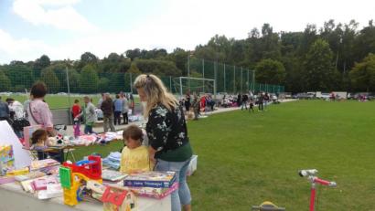Bild: rn
Einen Flohmarkt in Coronazeiten abzuhalten: Dieses Wagnis geht der Elternbeirat des städtischen Kindergartens Eschenbach ein – mit Erfolg. Die Verkaufsstände bieten im Abstand von zwei Meter eine berührungs- und kontaktfreie Suche nach Bekleidung, Spielsachen und vielem mehr.