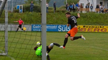 Bild: Guenter Uschold
Martin Weiß (rechts) ist am Mittwoch im Nachholspiel in Hahnbach dabei. Ansonsten fehlen dem SV Schwarzhofen aber auch Leistungsträger in dieser Partie.