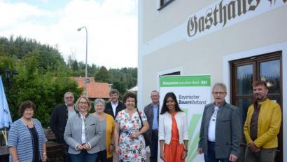 Bild: Lorenz Märtl/exb
Auf dem Bild von links: Brigitte Trummer, Konrad Maget, Susanne Hierl (CSU), Sieglinde Hollweck, Peter Beer, Susanne Witt (ÖDP), Andreas Otterbein, Daisy Miranda (Freie Wähler), Michael Gruber und Robert Pirner.