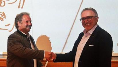 Bild: ld
Persönlich und im Namen des Gremiums gratulierte Zweiter Bürgermeister Christian Drehobel dem Ersten Bürgermeister Bernhard Schindler zur Auszeichnung.