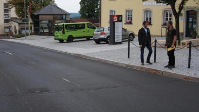 Bild: wro
Das Teilstück der Staatstraße 2170 im Ortsbereich Fuchsmühl muss erneuert werden, meint Bürgermeister Wolfgang Braun (rechts). Vom Zustand der Fahrbahn (hier der obere Bereich der Marienstraße) überzeugte sich MdB Albert Rupprecht (links) beim Treffen mit Bürgermeister Wolfgang Braun.