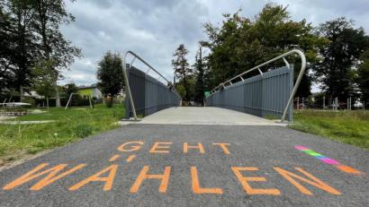 Bild: Bäumler/fph
„Geht wählen!“, heißt es in bunter Schrift an 25 Stellen im Waldershofer Stadtgebiet, so wie hier im Stadtpark.