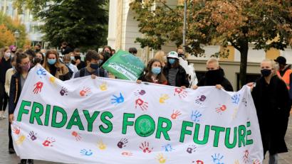 Symbolbild: Peter Gercke / dpa
Nicht nur in Städten wie hier in Magdeburg, sondern in ganz Deutschland und auch international werden für Freitag von Fridays for Future unter dem Motto #AlleFürsKlima Streiks organisiert. Auch in Weiden findet eine Kundgebung statt.
