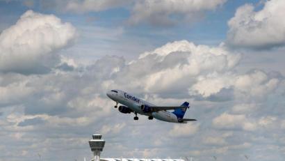 Archivbild: Sven Hoppe/dpa
Der Flughafen München versteigert in diesem Jahr wieder Fundstücke beim "Hallberger Herbstfest".