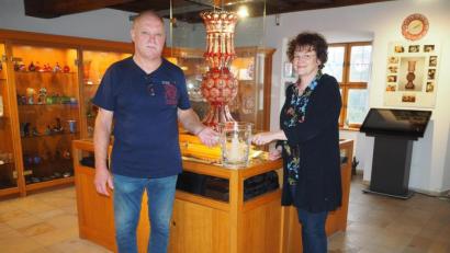 Bild: krb
Alfred Krug überreichte an Museumsleiterin Ursel Wiechert einen Sektkübel aus Bleikristall