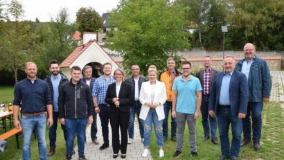 Bild: bö
Bastian Wittl (links) wurde für weitere zwei Jahre zum Vorsitzenden des CSU-Ortsverbandes Hohenburg gewählt. Aus den letzten Tagen des Bundestagswahlkampfes berichtete Kandidatin Susanne Hierl (Sechste von links).