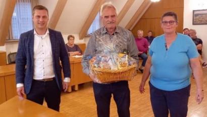 Bild: soj
Im Namen der Vereine bedankten sich Judith Zaus (rechts) und Bürgermeister Wolfgang Söllner (links) bei Manfred Kratzer mit einem Geschenkkorb.