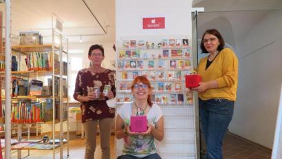 Bild: jzk
Christine Schubert, Deborah Bregler und Judith Schliermann (von links) präsentieren Tonie, das neue Audiosystem für Kinder ab drei Jahren.