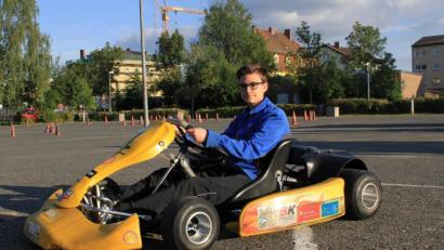 Bild: MSC Wiesau/exb
Julia Faltis ist 17 Jahre alt. Als eine der Besten ihrer Altersklasse in Nordbayern konnte sich die Kart-Fahrerin für den Bundesendlauf beziehungsweise die Bayerischen Meisterschaften in Bad Aibling qualifizieren.