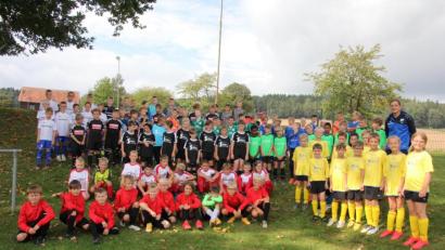 Bild: kro
Zehn E-Juniorenmannschaften nahmen am "Norbert-Schnurrer-Gedächtnisturnier" der Sportfreunde Kondrauteil. Sieger wurde der TSV Konnersreuth. Im Bild alle teilnehmenden Mannschaften mit Turnierleiter Manuel Enders (rechts).