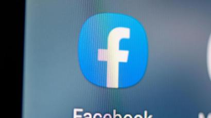 Bild: Fabian Sommer
Auf dem Bildschirm eines Smartphones sieht man das Logo der App Facebook. Foto: Fabian Sommer/dpa