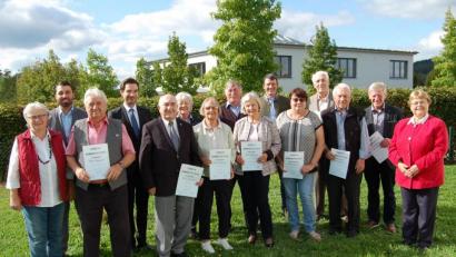 Bild: sm
Der CSU-Ortsverband Altenstadt/WN ehrte langjährige Mitglieder. Hubert Winter (vorne, Dritter von links) hält seit 55 Jahren der CSU die Treue.