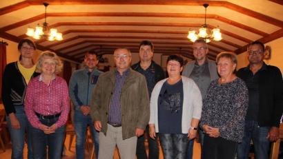 Bild: kro
Dieses Vorstandsteam leitet den Obst- und Gartenbauverein Großkonreuth in den kommenden vier Jahren (von links): Jutta Bundscherer, Claudia Massenbichler, Manfred Fehr, Vorsitzender Alfred Benkner, Reinhard Schmeller, Michaela Reber, Bürgermeister Franz Schöner, Helga Scharnagl und Kreisfachberater Harald Schlöger.