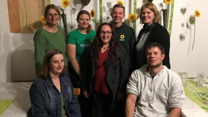 Bild: Markus Möllmann/exb
Neuwahlen standen beim Grünen-Ortsverband Pechbrunn an. Im Bild (stehend, von links) die Vorsitzenden Ute Döhler und Madeleine Schneider, Bundestagskandidatin Anne Droste, Fabian Neuser und Monika Schneider sowie (sitzend, von links) Ina Döhler und Johannes Schmiedel.