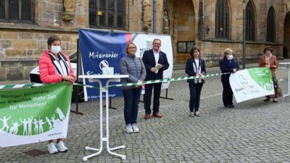 Bild: gf
Vor einem Jahr wurde der „Dienst-Tag für Menschen“ ins Leben gerufen und seither demonstrieren regelmäßig Beschäftigte aus sozialen Berufen für mehr Wertschätzung ihrer Tätigkeit.