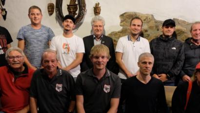 Bild: le
Mit dieser Mannschaft startet der Fanclub des 1. FCN in das Jubiläumsjahr 2022. Sitzend, von links: Revisor Karl Gonsior, Schatzmeister Peter Späth, Vorsitzender Gerald Bublat, zweiter Vorsitzender Manfred Helgert und Schriftführer Bernhard Lehner.