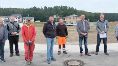 Bild: ohr
Bei der Abnahme des Baugebiets „Wiesenweg II“ bedankte sich Bürgermeister Hans Prechtl (Dritter von rechts) bei den Verantwortlichen.