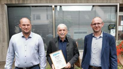 Bild: gz
CSU-Ortsvorsitzender Wolfgang Voit (rechts) und Thomas Kleber überreichten dem neuen Ehrenmitglied Kurt Baumann die Ernennungsurkunde.