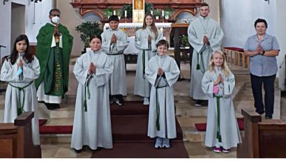 Bild: nza
Als neue Ministranten (von vorne links) freuen sich Barbara Ruland, Patricia Krechel, Lukas Schmidt und Leonie Härtl, Pater James im Altardienst zu unterstützen.