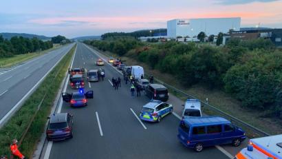 Bild: Ralph Goppelt/dpa
Polizisten und Helfer stehen mit ihren Fahrzeugen auf der Autobahn 9.