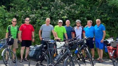 Bild: exb
1000 Kilometer an 11 Tagen absolvieren Edgar Baier, Roland Meissner, Stefan Ott, Josef Panzer, Wolfgang Flor, Karl Schönberger, Hans Mößbauer und Hans Dunzermeter (von links) auf dem Fahrrad..