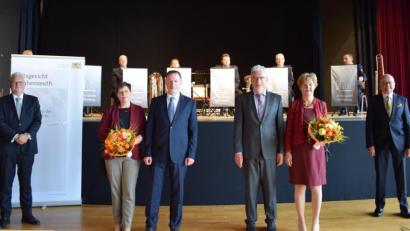 Bild: szl
Feierstunde zum Amtswechsel mit Dr. Thomas Dickert, Präsident des Oberlandesgerichts Nürnberg, Sabine Fillinger, dem neuen Amtsgerichtsdirektor Markus Fillinger, seinem Vorgänger Thomas Weiß mit seiner Frau Regina Weiß sowie Gerhard Heindl, Präsident des Landgerichts Weiden (von links).