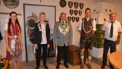 Bild: jr
Bei der Königlich privilegierten Schützengesellschaft Mitterteich stand jetzt die Königsproklamation an. Im Bild (von links) die ausgeschiedene Jugendkönigin Verena Friedl, der neue Jugendkönig Maximilian Hildebrand, Schützenkönig Georg Bächer, dessen Vorgänger Matthias Wiendl und Schützenmeister Wolfgang Friedl.