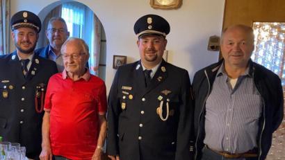 Bild: rdh
Zum 90.Geburtstag konnte Ludwig Meier auch die Glückwünsche der Vertreter der Feuerwehr und des Waldvereins entgegennehmen. Im Bild (von links). Tobias Schwamberger (FFW), Bernd Schwamberger (OWV), Ludwig Meier, Florian Sölch (FFW) und Josef Hecht (OWV).