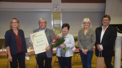 Bild: fz
Der Aufsichtsrat mit Birgit Reil (links) sowie Dieter Wettinger und Daisy Brenner (von rechts) ernennt Hans Bock (zweiter von links) zum Ehrenmitglied. Blumen gab es für Ehefrau Elisabeth.