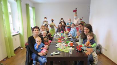 Bild: jzk
Beim Familienfrühstück im Kursraum freute sich die Mutter-Kind-Gruppe über die freundliche Bedienung durch Jessika Wöhrl-Neuber, Deborah Bregler, Elke Burger, Christa Würtenberger und Manfred Spiegler (hinten von links).