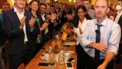 Bild: Hirsch
Hubert Aiwanger (rechts) lässt sich von seinen Anhängern feiern. Der Bundesvorsitzende der Freien Wähler sprach beim Wahlkampffinale in Wackersdorf.