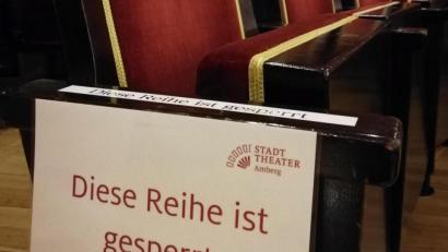 Bild: Sarah Kotz/exb
Weil ausreichend Abstand zwischen den Sitzplätzen eingehalten wird, dürfen Zuschauer bei Vorstellungen im Stadttheater den Mundschutz absetzen.