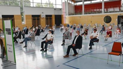 Bild: gf
Zum Start der Aktion "Sicher zur Schule, sicher nach Hause" empfing Rektor Peter Großmann die Gäste in der Ursensollener Schule.