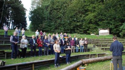 Bild: mmj
Auf der Tribüne am Eulenberg feierten die Pascher traditionell ihre Dankandacht (rechts Gemeindereferent Chrstian Glaser) und hielten anschließend im Freien die Generalversammlung für die Jahre 2019/2020.