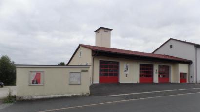 Bild: br
Anstelle der Betonfertiggarage (links im Bild) soll das Feuerwehrgerätehaus um einen Anbau für Einsatzfahrzeuge der heutigen Generation mit veranschlagten Gesamtkosten in Höhe von 406 000 Euro erweitert werden.