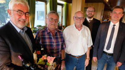 Bild: le
Lob, Dank und Anerkennung galten Altbürgermeister Gerd Werner und Hans-Jürgen Herlitze für ihren Einsatz um das Landkreissiedlungswerk. Von links: Vorstandsvorsitzender Rupert Troppmann, Gerd Werner, Hans-Jürgen Herlitze, Landrat Andreas Meier und Aufsichtsratsvorsitzender Ernst Schicketanz.