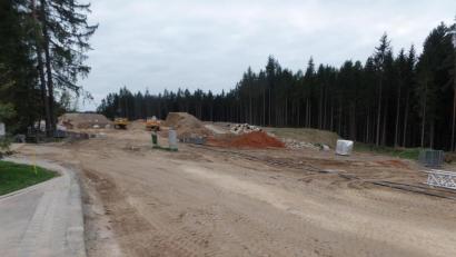 Bild: br
Im Bauabschnitt I mit der Erschließung des Baugebietes „Neusorg – West“ wurde mit Beschluss des Gemeinderates der Straßen- und Wasserleitungsbau in der nördlichen Eichendorffstraße (im Bild) wieder aufgenommen.