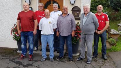 Bild: njn
Alexander Duschl sen. (Dritter von links) erspielte sich den Vereinsmeistertitel. Mit auf dem Bild sind (von links) Martin Huber, Johann Gürtler, Edgar Forster, Alois Helgert, Werner Gmeiner und Vorsitzender Andreas Wittmann.