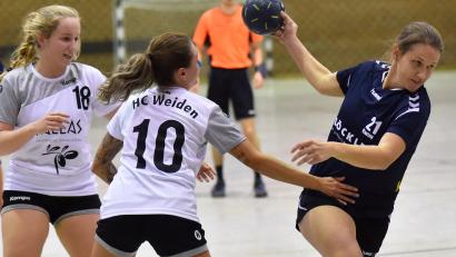 Bild: af
Carina Schopper (rechts/Szene aus einem früheren Spiel gegen den HC Weiden) und ihre Teamkolleginnen von der HSG Nabburg/Schwarzenfeld können an diesem Wochenende doch nicht loslegen.