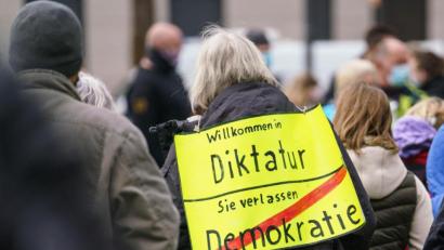 Symbolbild: Frank Rumpenhorst/dpa
Anhänger der Querdenken-Bewegung wähnen sich oft einer Diktatur, weil die Regierung Schutzmaßnahmen wegen Corona erlassen hat.
