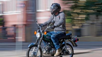 Symbolbild: Hendrik Schmidt/dpa
Die Polizei in Oberösterreich kontrollierte am Mittwoch einen Bayer mit einer Bierkiste auf dem Moped.