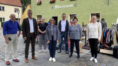 Bild: u
Bei ihrem 44. Herbstflohmarkt bekamen die CSU-Frauen überraschenden Besuch – die CSU-Bundestagsdirektkandidatin Susanne Hierl (Mitte). Sie machte den Hirschauerinnen das Kompliment, mit ihrem sozialen Engagement dem „C“ und „S“ im Parteinamen alle Ehre zu machen. Mit im Bild (von links): Dieter Hoffmann, Bürgermeister Hermann Falk, Renée Ehringer-Hoffmann und (von rechts) FU-Vorsitzende Stadträtin Michaela Meier, 3. Bürgermeisterin Bärbel Birner und 3. Bürgermeister Hermann Gebhard.