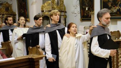 Bild: do
Mit langen Kutten – wie Mitglieder einer Klostergemeinschaft – hält das estnische Vokalensemble "Heinavanker" Einzug in die Klosterkirche Speinshart.