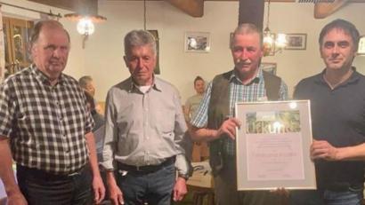 Bild: exb
Für seine Verdienste um die Holzverwertungsgenossenschaft ist Ferdinand Köstler zum Ehrenvorsitzenden ernannt worden. Von links Aufsichtsratsvorsitzender Ludwig Weiß, Lorenz Hebert, Ferdinand Köstler und Vorstand Robert Weiß