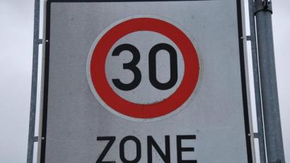 Bild: gsp
Wo darf die Gemeinde Ammerthal dieses Schild aufstellen? Darüber haben die Mehrheit des Gemeinderats und das Landratsamt unterschiedliche Auffassungen.