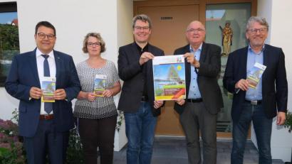 Bild: Hirsch
Bürgermeister Thomas Falter, die Leiterin des Mehrgenerationenhauses, Stefanie Staudenmayer, Pfarrer Christoph Melzl, Dekan Hans Amann und Pfarrgemeinderatssprecher Gerd Reimer (von links) werben für die Teilnahme am 17. Schöpfungstag am Samstag in Wackersdorf.