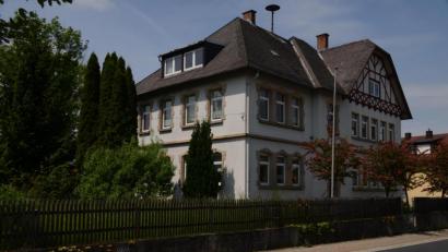 Bild: ak
Auf Wohlwollen des Gemeinderates stießen die Pläne für den Umbau des alten Schulhauses in Kirchenlaibach in eine Kindertagesstätte.