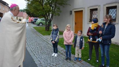 Bild: jr
Weihbischof Reinhard Pappenberger segnete vor dem Einzug in die Pfarrkirche einige Kinder, die auf ihn gewartet hatten.