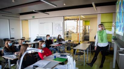 Bild: Matthias Balk/dpa
Sowohl die Lehrer als auch die Schülerinnen und Schüler tragen im Unterricht einen Mund- und Nasenschutz.